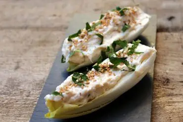 Endivias rellenas de queso fresco y salmón