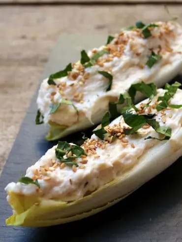 Endivias rellenas de queso fresco y salmón