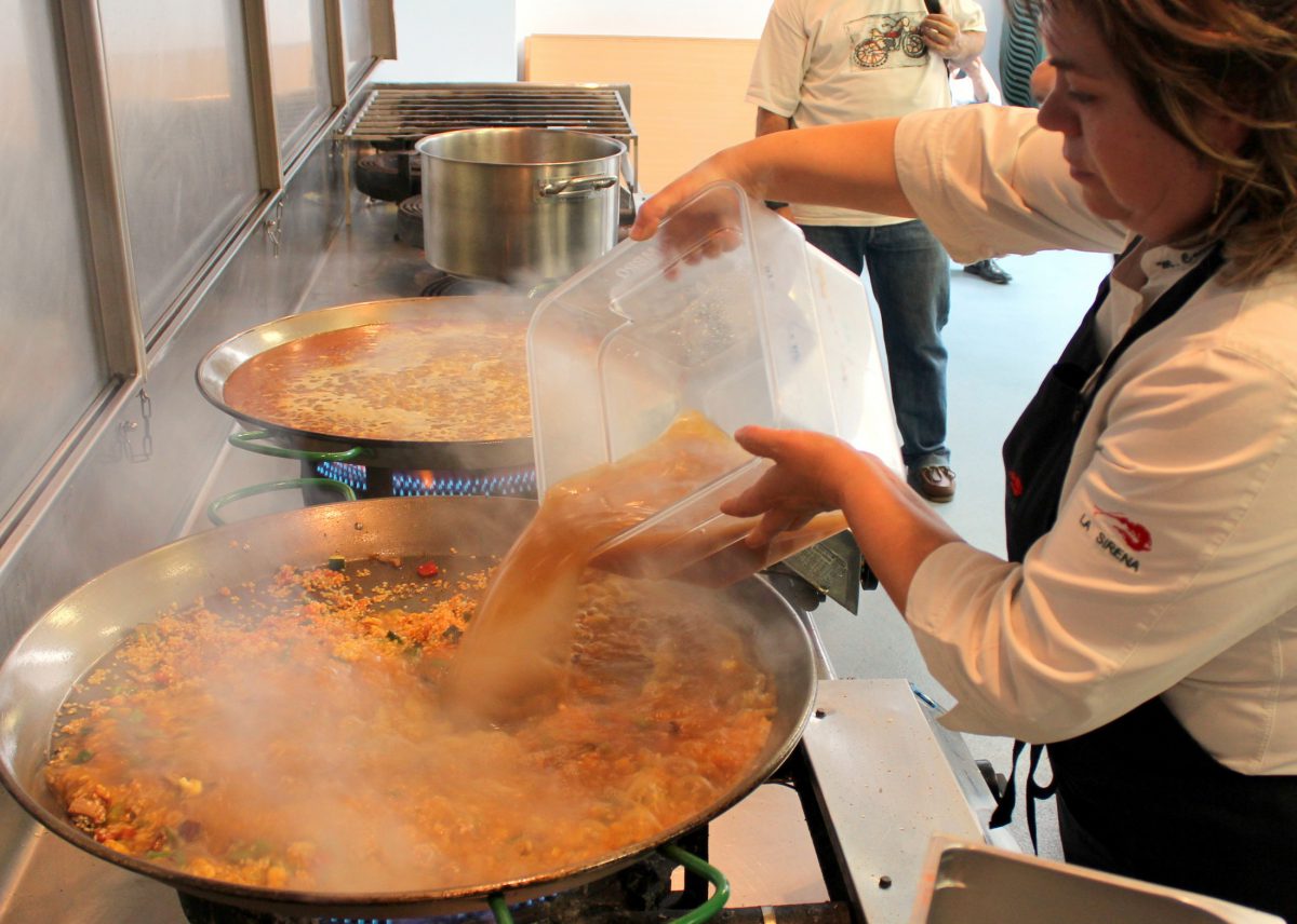 Mari Carmen Vélez preparando un arroz alicantino de verduras