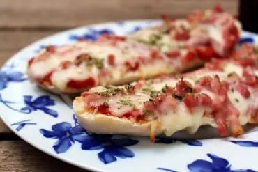 Panini de queso y beicon de cerca, con la mozzarella fundida y el beicon dorado