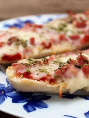 Panini de queso y beicon de cerca, con la mozzarella fundida y el beicon dorado