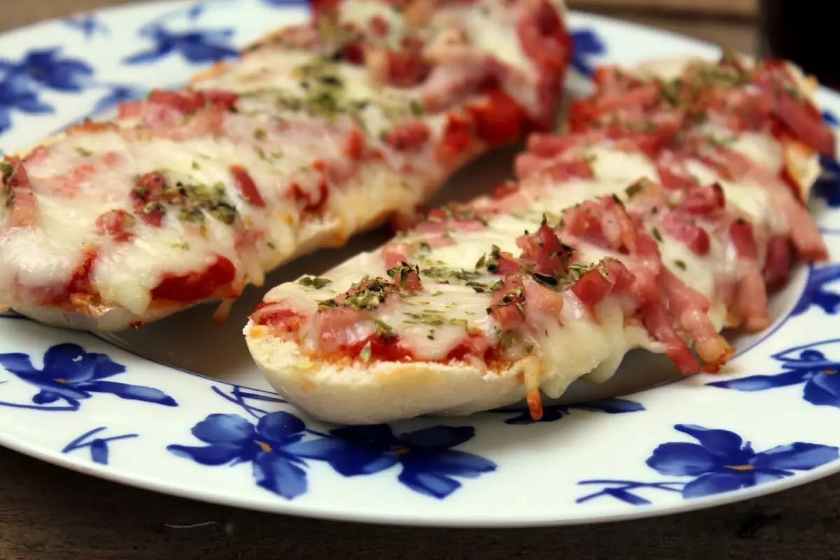 Paninis de queso y beicon recién gratinados, con la mozzarella fundida y el orégano por encima