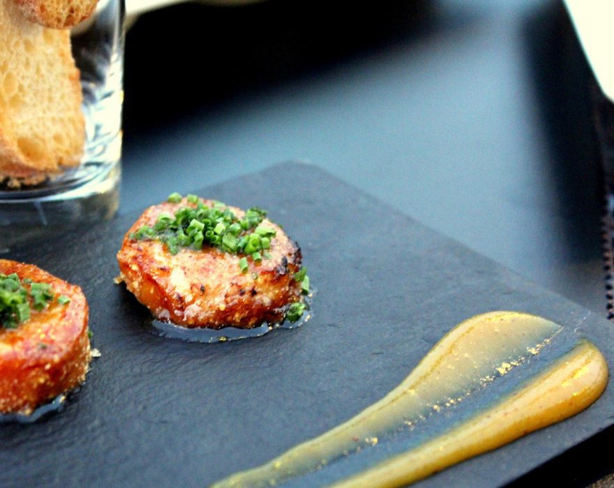 Terrina de foie empanada en polvo de cítricos y chutney de mango