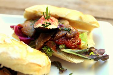 Bocadillo de sobrasada y crestas de gallo