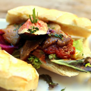 Bocadillo de sobrasada y crestas de gallo