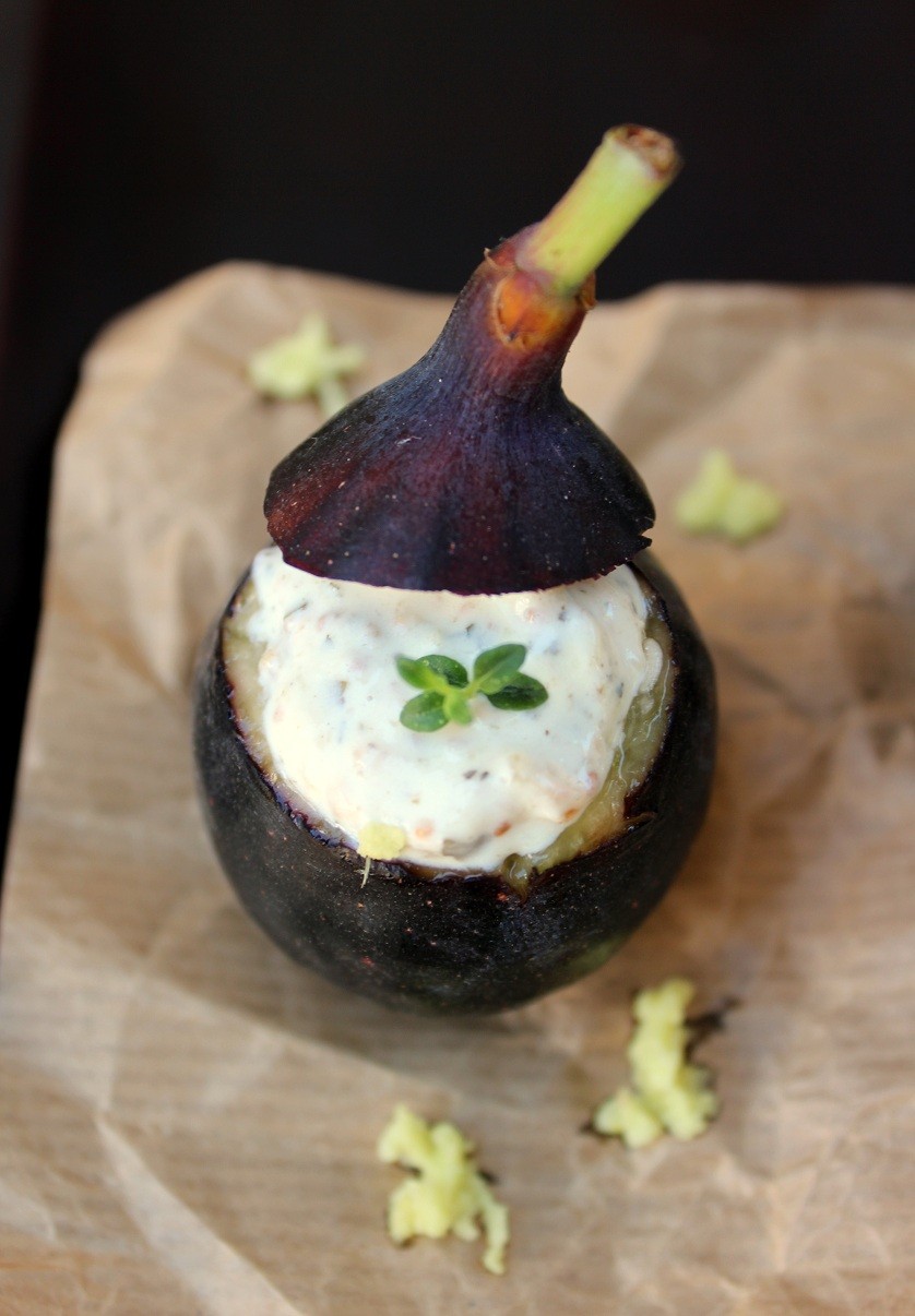 Brevas rellenas de crema de queso con algas