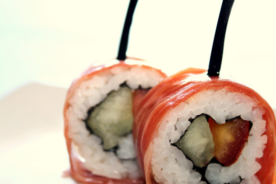 Sushi con jamon, melon y tomate