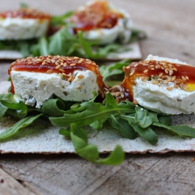 Tosta de queso con aceitunas y mermelada de tomate-2