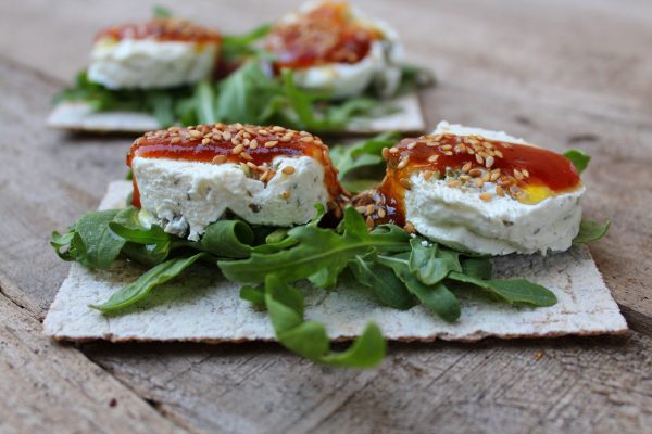 Tosta de queso con aceitunas y mermelada de tomate