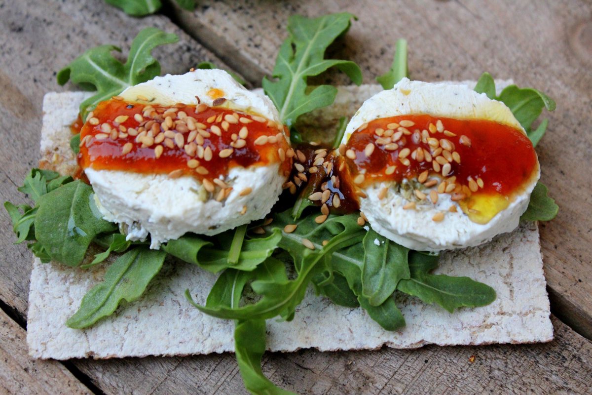 Tosta de queso con aceitunas y mermelada de tomate-5