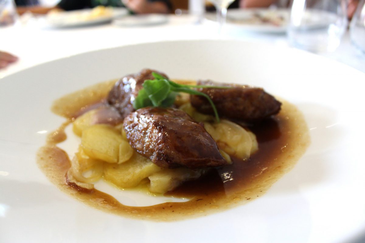 Contramormo asado con patatas panaderas