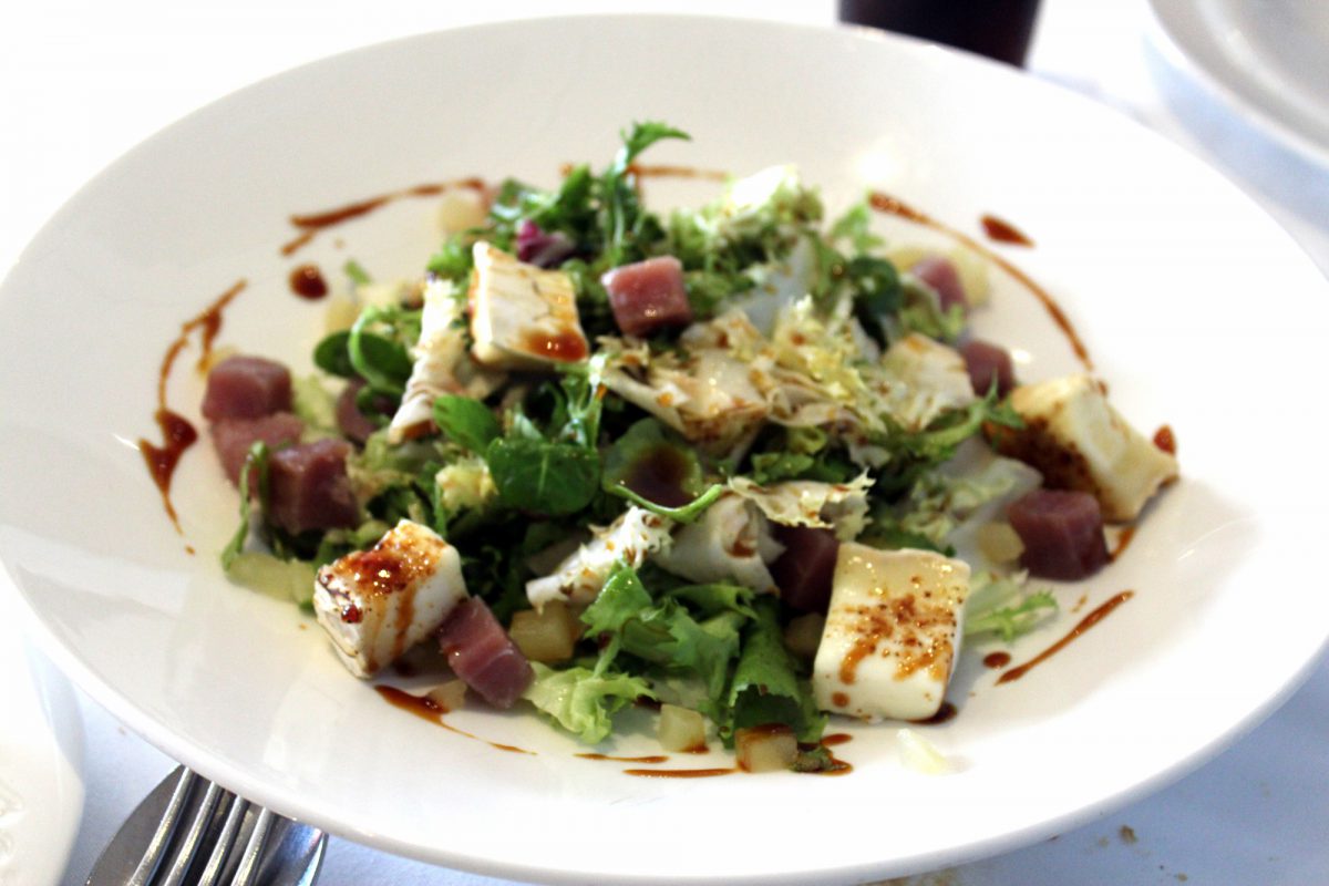 Ensalada de atun ahumado, manzana y queso