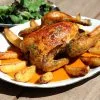 Pollo asado al horno entero y dorado sobre puré de verduras asadas