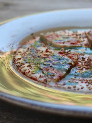 Solomillo de atun cocido sobre crema de verdinas-3