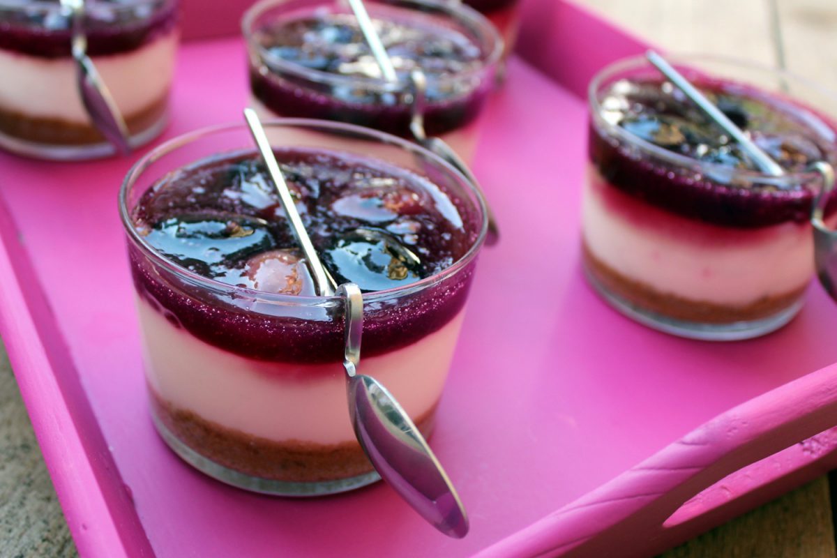 Crema de queso con jalea de uva, un postre delicioso y original