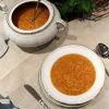 Caldo casero tradicional dorado, servido en un cuenco, base de sopas y guisos