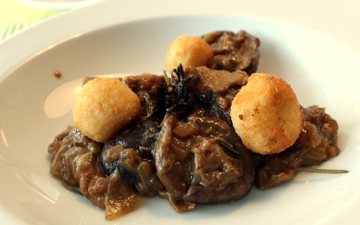 Boletus y Shitakes con bolitas de bacalao