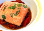 Salmón confitado sobre pimientos asados y puré de coliflor Salmón confitado a baja temperatura sobre pimientos asados y puré de coliflor