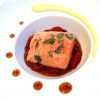 Salmón confitado a baja temperatura sobre pimientos asados y puré de coliflor