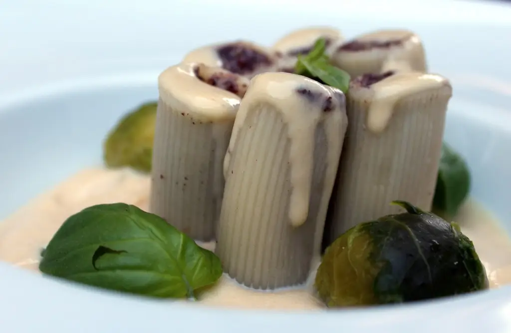 rigatoni rellenos de morcilla sobre crema de garbanzos-2