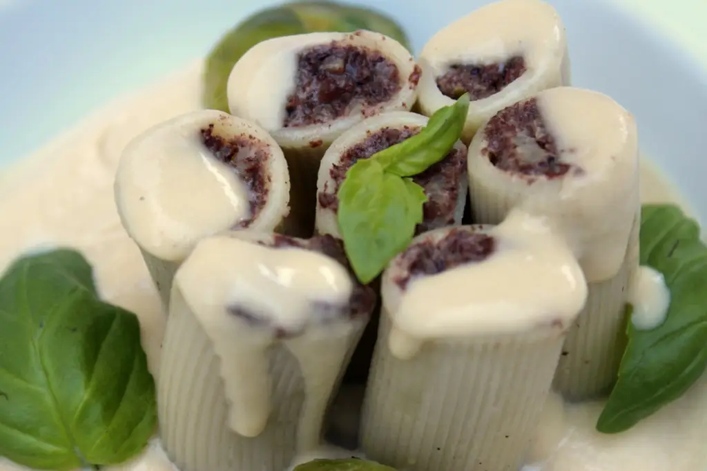 rigatoni rellenos de morcilla sobre crema de garbanzos-3