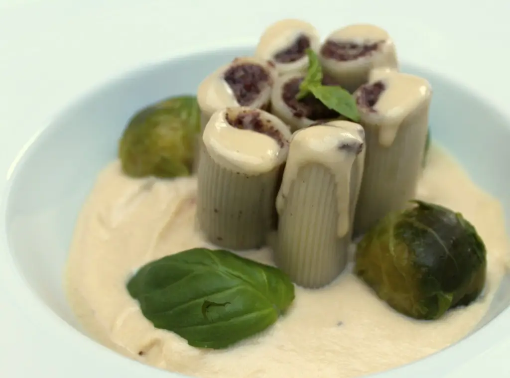 rigatoni rellenos de morcilla sobre crema de garbanzos-4