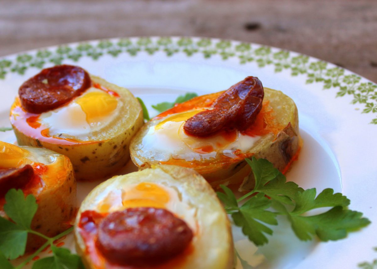 Canapé de patata con huevo de codorniz y chorizo