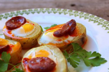 Canapé de patata con huevo de codorniz y chorizo