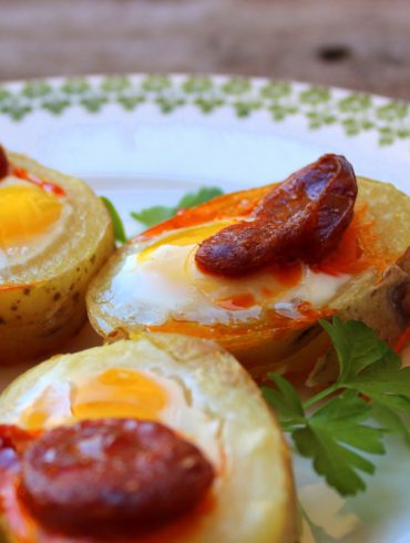 Canapé de patata con huevo de codorniz y chorizo