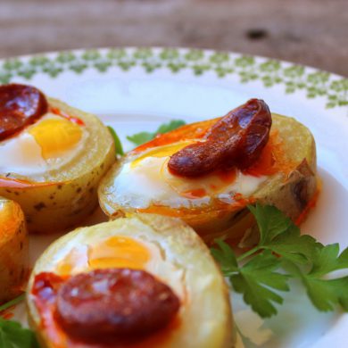 Canapé de patata con huevo de codorniz y chorizo