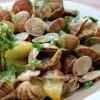 Chirlas al ajillo con patatas servidas en cazuela, con perejil picado