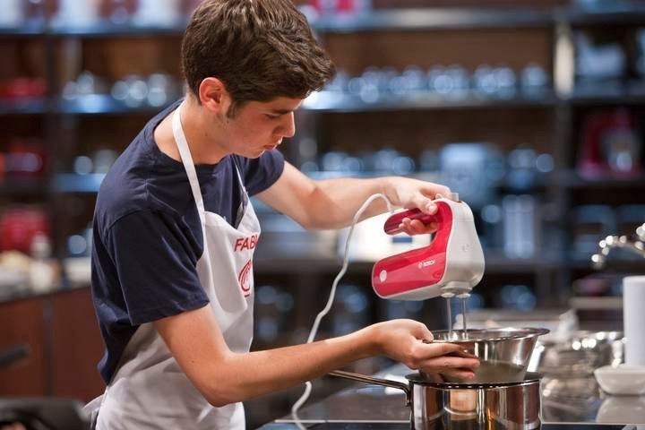 Fabian usando la Batidora de repostería