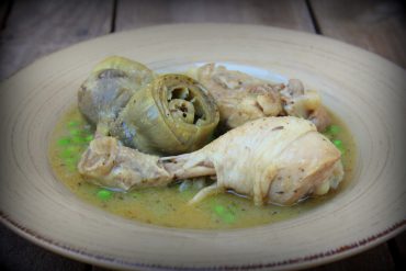 Pollo con alcachofas y guisantes