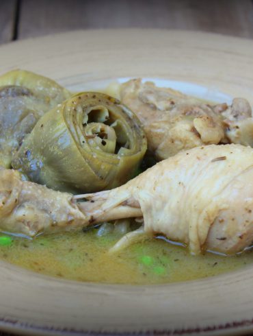 Pollo con alcachofas y guisantes