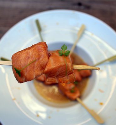 Salmón marinado en brochetas