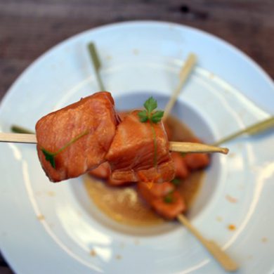 Salmón marinado en brochetas