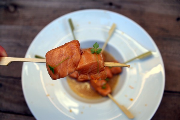 Salmón marinado en brochetas