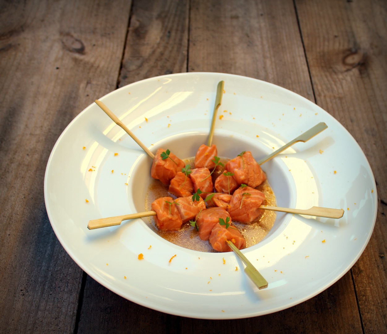 Salmón marinado en brochetas