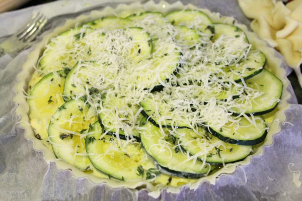 Mientras, cascamos los huevos sobre un cuenco grande. Añadimos el queso crema y la nata.
