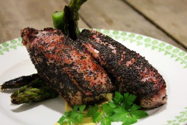 Atún rojo a la plancha con alioli y espárragos trigueros