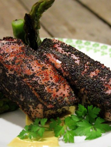 Atún rojo a la plancha con alioli y espárragos trigueros