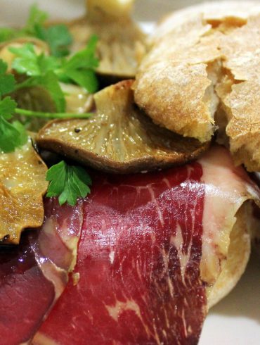 Bocadillo de cecina con setas y pesto de piñones