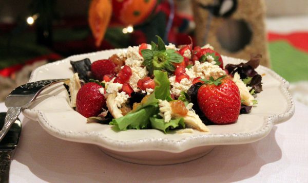 Ensalada de Pularda, queso feta y frutos rojos