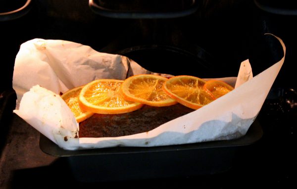 Colocamos unas rodajas de naranja confitada encima del bizcocho y horneamos unos diez minutos más.  