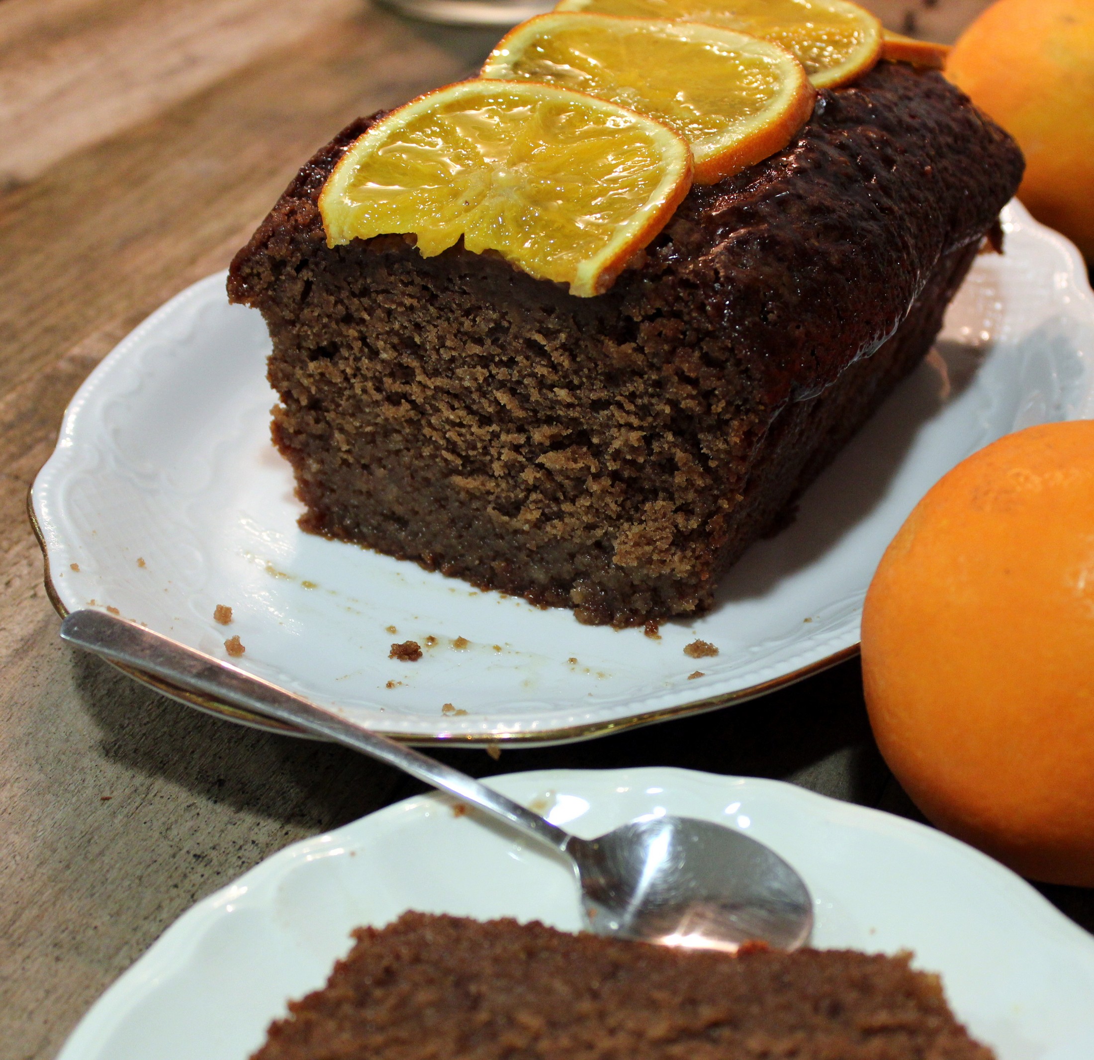 Bizcocho de chocolate con almíbar de naranja