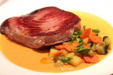 Receta de Lomo de atún rojo con tomate y verduras salteadas