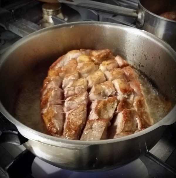 Colocamos la aguja de cerdo en el interior de la olla y cubrimos con agua.  