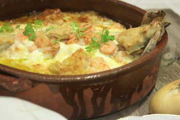 Lubina al horno con gambas y crema