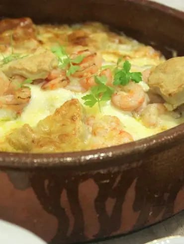 Lubina al horno con gambas y crema