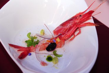 Ceviche de Gamba Roja de Dénia con agua de maíz y polvo de melba de sepia